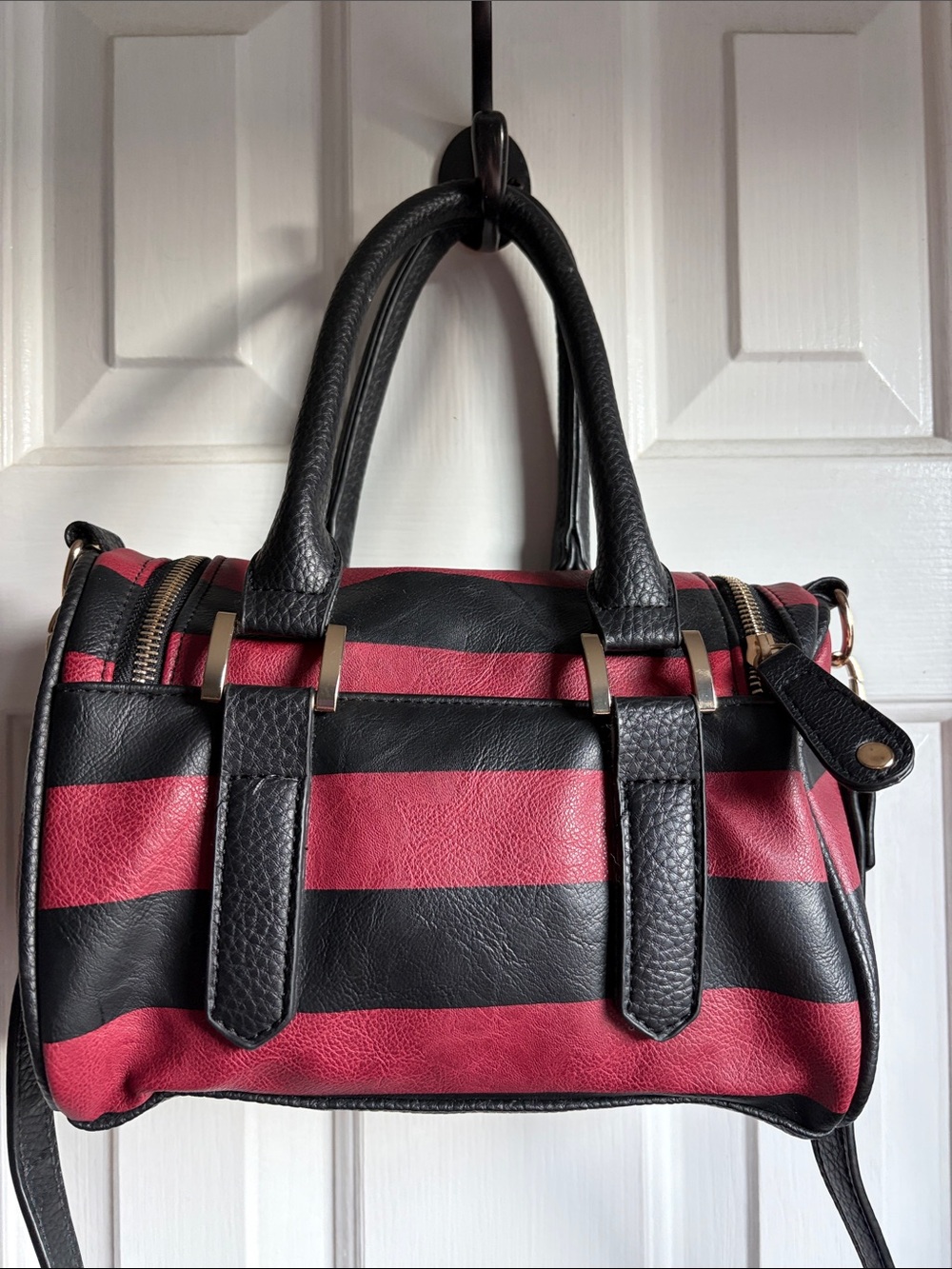 Hogwarts Crest Gryffindor Red Black Stripe Satchel Barrel Bag Hot Topic Bioworld - Picture 3 of 10